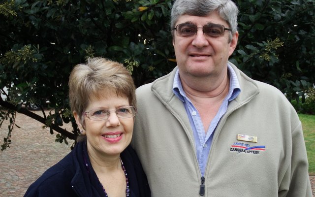 Gansbaai se gewilde Apteker, Fanie Viljoen en sy eggenote, Lizette 